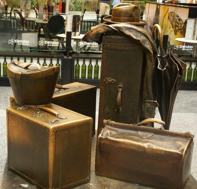 Escultura de maletas antiguas de bronce exhibida en Estación de Atocha (Madrid, España)