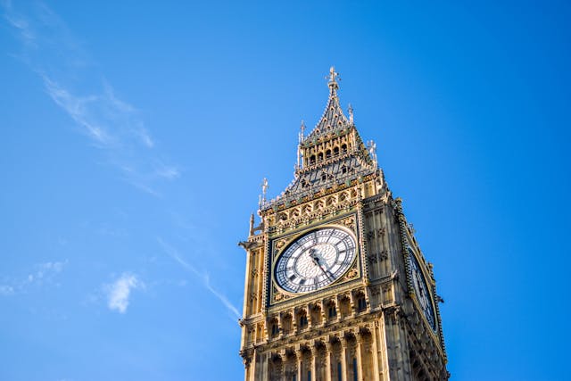 Big Ben en Londres bajo un cielo azul Torre del Big Ben en Londres con cielo azul despejado