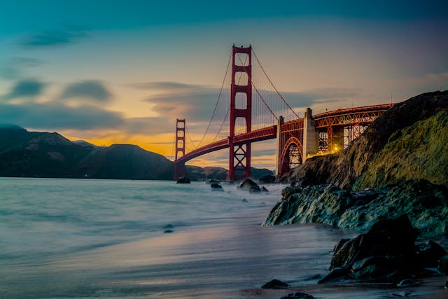Golden Gate Bridge en San Francisco al atardecer Golden Gate Bridge en San Francisco al atardecer visto desde la playa