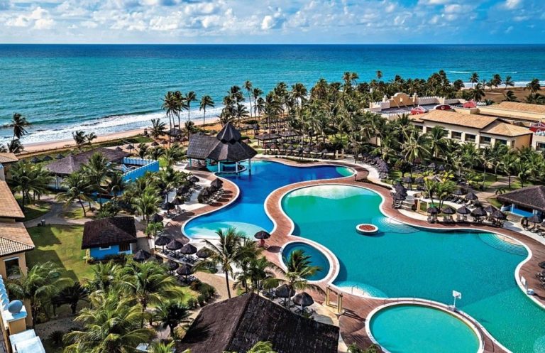 Vista aérea del resort Iberostar Bahia en Brasil con piscinas, palmeras y playa frente al mar.