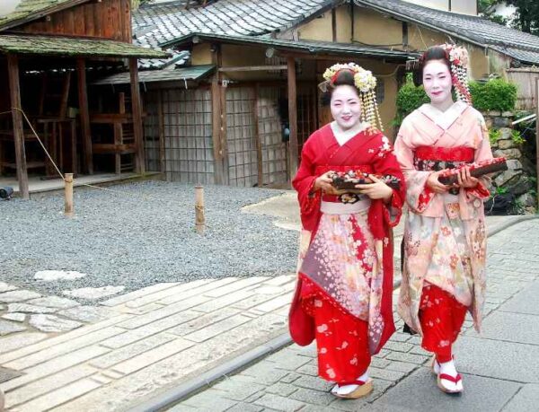 geishas caminan por el barrio gion en kyoto