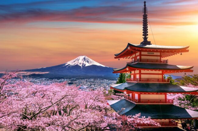 Japón atrae a los estadounidenses con su cultura y modernidad. foto de la montaña fuji en japón al atardecer