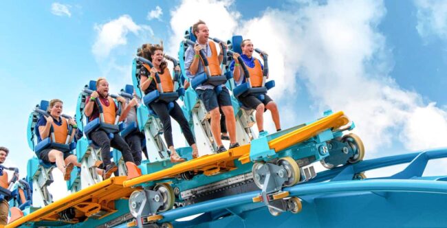 Pasajeros disfrutando una montaña rusa de alta velocidad en SeaWorld Orlando durante una experiencia llena de adrenalina