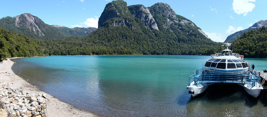 Lago Nahuel Huapi en Villa La Angostura Embarcación turística en el Lago Nahuel Huapi rodeado de montañas y bosques patagónicos, en Villa La Angostura, Argentina