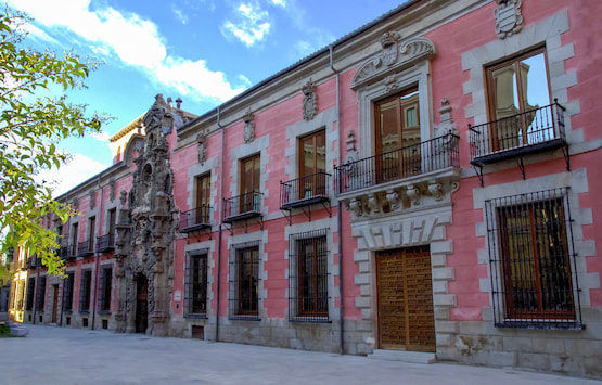 Fachada barroca del Museo de Historia de Madrid en color rosa