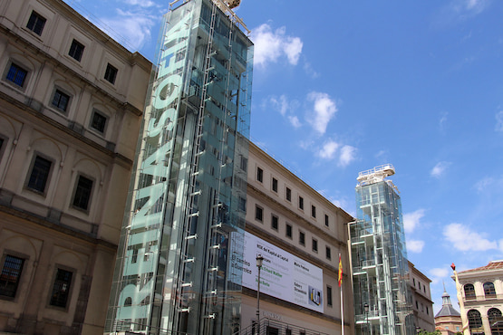 Fachada del Museo Reina Sofía en Madrid con ascensores de cristal