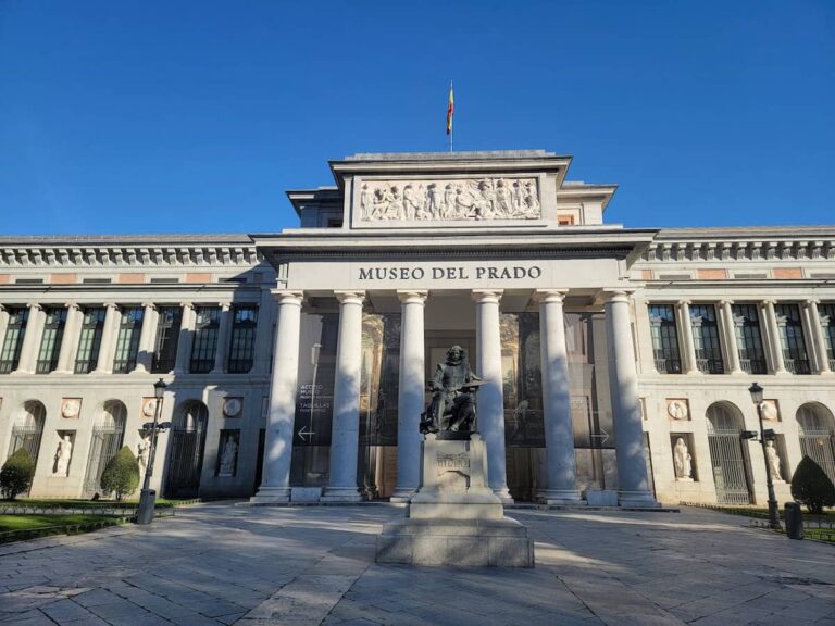 Entrada principal del Museo del Prado en Madrid con estatua de Velázquez