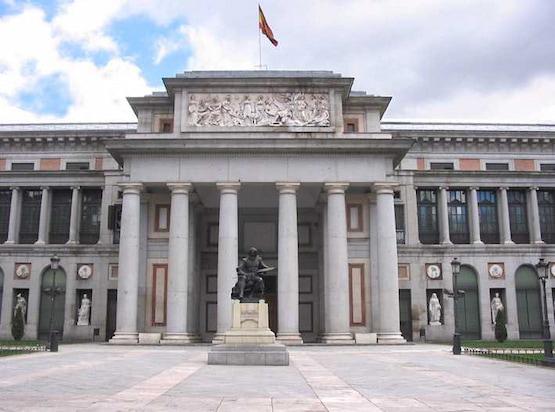 Fachada del Museo del Prado en Madrid con estatua de Velázquez
