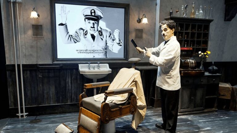 Recreación de Charlie Chaplin en Chaplin’s World, escena de barbero frente a proyección de El Gran Dictador