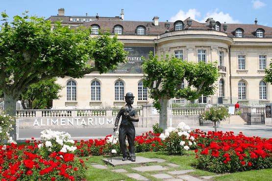 Estatua de Charlie Chaplin frente al museo Alimentarium en Vevey, Suiza