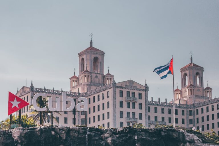 Hotel Nacional de Cuba en La Habana con la bandera cubana ondeando