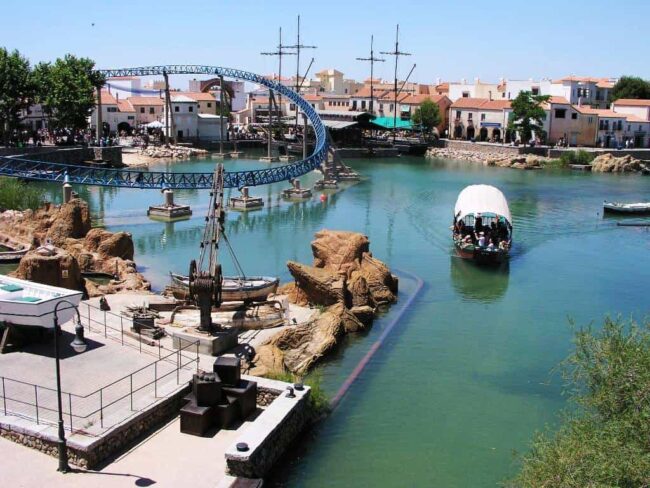 PortAventura, parque temático destacado de Europa 2026. Atracción acuática y recorridos en barco en PortAventura, uno de los parques temáticos más populares de Europa.