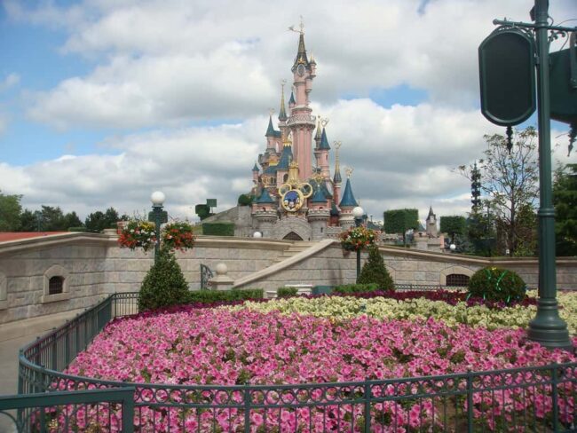 Disneyland París, parque destacado en Europa 2026. Castillo de Disneyland París, uno de los parques de atracciones más visitados de Europa.