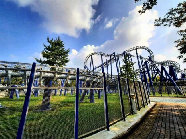 Montaña rusa en parques europeos 2026. Montaña rusa de acero en un parque de atracciones europeo, ideal para visitantes en 2026.