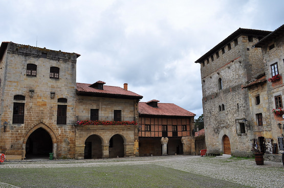 Plaza Mayor de Santillana del Mar, joya medieval de Cantabria | Paraviajarporelmundo.com Plaza Mayor de Santillana del Mar con casas de piedra y arquitectura medieval en Cantabria, España.
