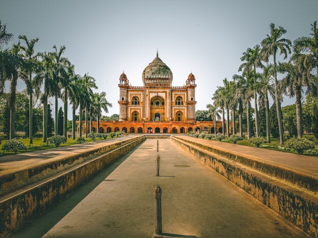 Tumba de Safdarjung en Nueva Delhi, India Tumba de Safdarjung en Nueva Delhi rodeada de palmeras
