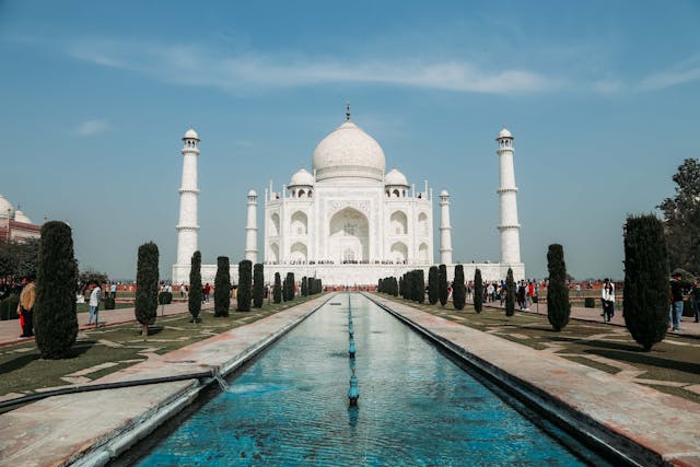 Taj Mahal en Agra, India Taj Mahal en Agra India con reflejo en fuente y visitantes alrededor