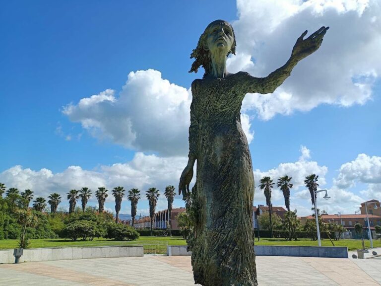 monumento a la madre del inmigrante en gijon. La mujer extiende su brazo hacia el mar