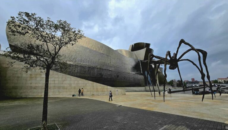 Museo Guggenheim de Bilbao con escultura de ara&ntilde;a Maman en la entrada.