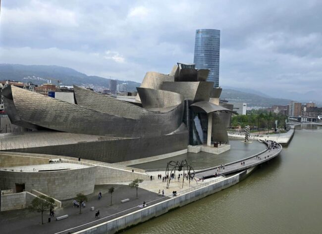 Museo Guggenheim de Bilbao junto a la ría, icono arquitectónico del País Vasco.