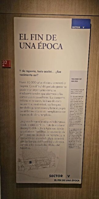 Panel informativo de museo titulado El fin de una época sobre cambios climáticos prehistóricos.