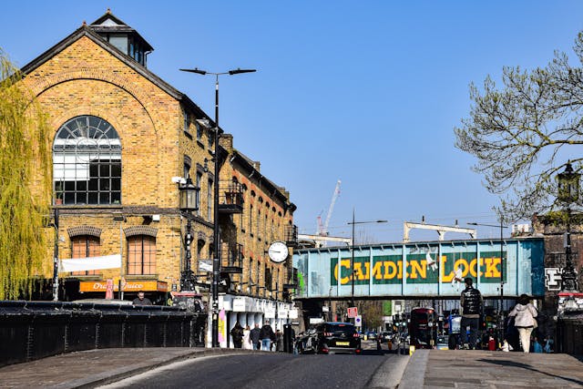 Entrada al Camden Market en Londres con el puente de Camden Lock