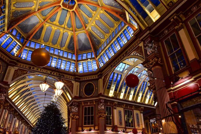 Cúpula del Leadenhall Market en Londres decorada con luces y adornos