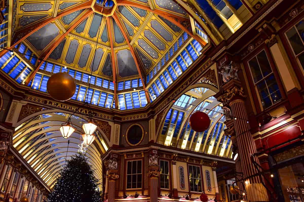 Cúpula del Leadenhall Market en Londres decorada con luces y adornos
