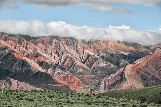 Hornocal o Cerro de los 14 Colores: maravilla natural de la Quebrada de Humahuaca Cerro de los 14 Colores en el Hornocal, Jujuy, con sus formaciones multicolores y paisaje andino.