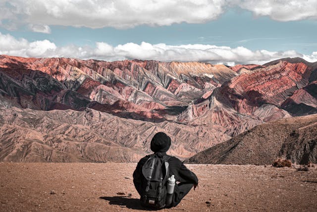 Cerro de los 14 Colores: el impresionante Hornocal en la Quebrada de Humahuaca Viajero contemplando el Cerro de los 14 Colores en el Hornocal, uno de los paisajes más emblemáticos de la Quebrada de Humahuaca.