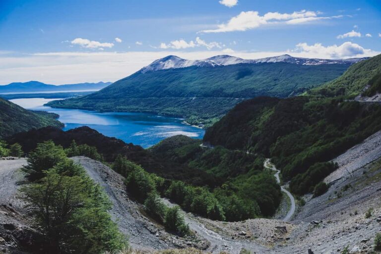 Vista panorámica de los lagos y montañas de la Patagonia argentina, un paraíso natural en el fin del mundo.