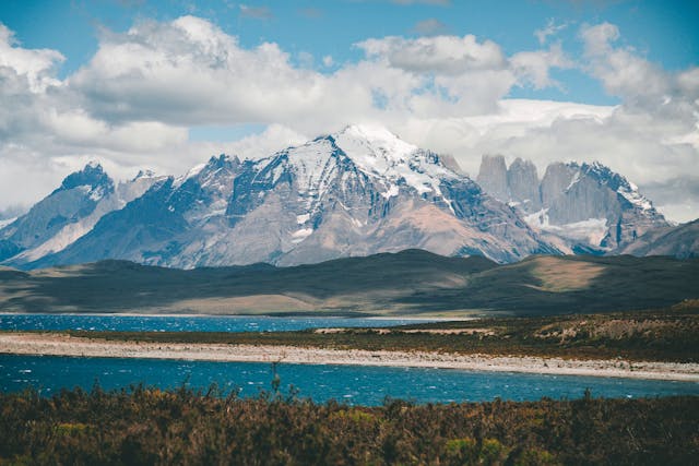 Montañas de la Patagonia argentina – Maravillas naturales del fin del mundo Paisaje de la Patagonia argentina con montañas nevadas, lagos y naturaleza salvaje, una de las maravillas naturales del fin del mundo.