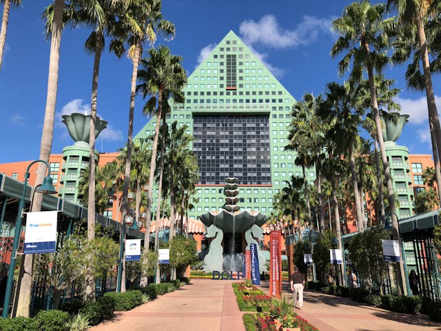 Entrada al Walt Disney World Dolphin Hotel en Orlando, con su arquitectura única y palmeras