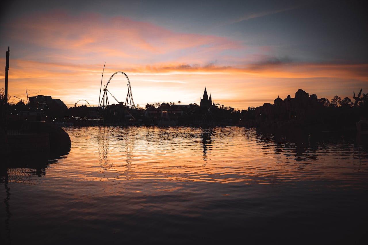 Atardecer en Universal Orlando con vista al lago y montañas rusas