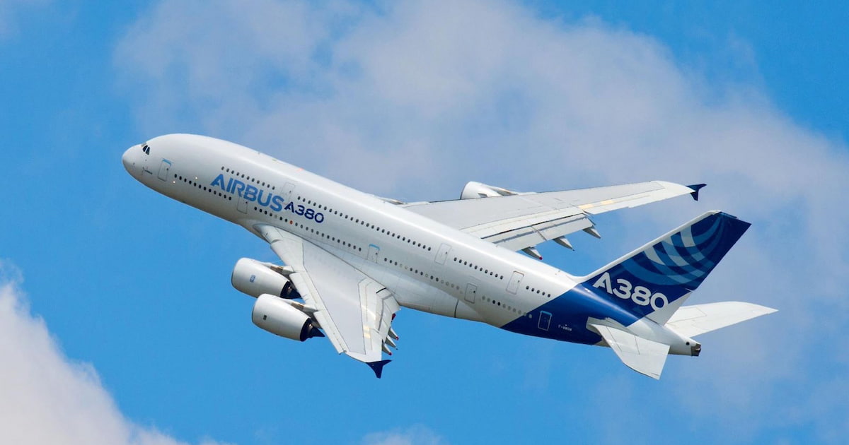 Avión Airbus A380 despegando contra un cielo azul con nubes.