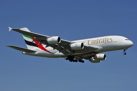 Avión Airbus A380 de Emirates Airlines en vuelo con cielo despejado de fondo.

