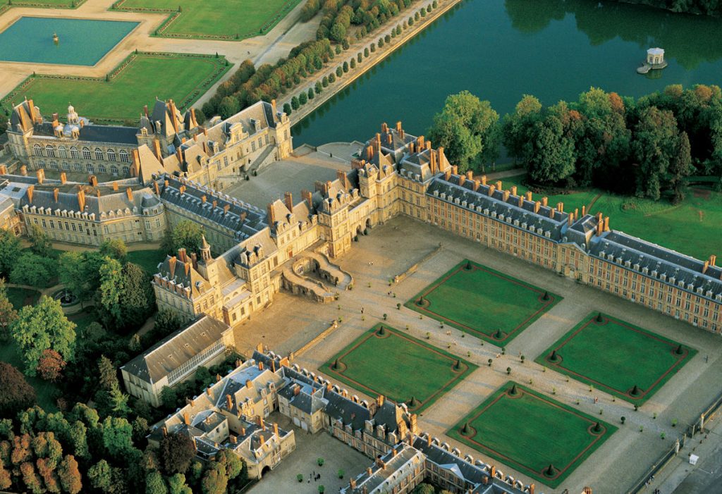 Vista aérea de Palacio de Fontainebleau, antigua residencia de los reyes de Francia.