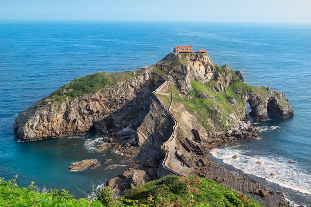 San Juan de Gaztelugatxe: el icónico islote y ermita del País Vasco Vista panorámica del islote de San Juan de Gaztelugatxe y su ermita sobre el mar Cantábrico, en el País Vasco.