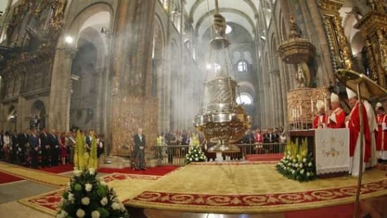 el botafumeiro vuela en la catedral de santiago de compostela