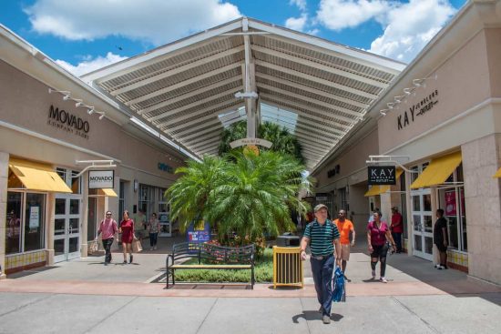 Orlando International Premium Outlets con turistas de compras bajo techo