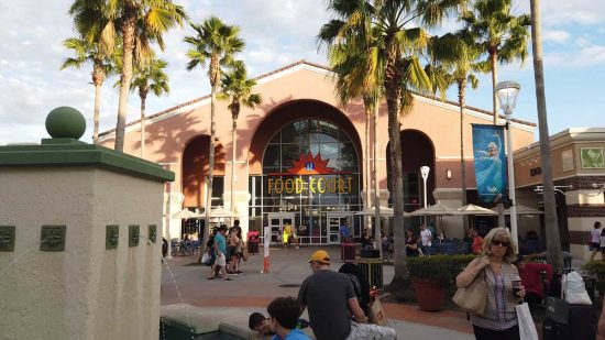 Entrada al Food Court de Orlando International Premium Outlets con turistas