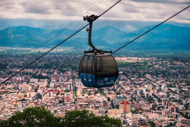 Teleférico de Salta con vista panorámica de la ciudad y las montañas del noroeste argentino.