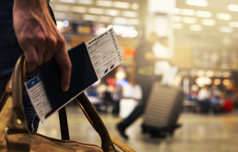 Pasajero caminando por el aeropuerto por su vuelo cancelado