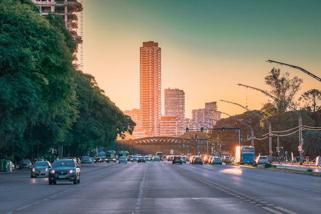 Tránsito en una avenida de Buenos Aires al atardecer