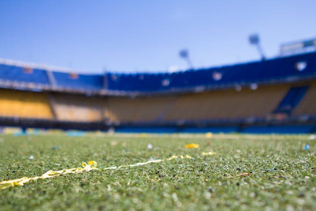 Vista desde el campo de juego en un estadio de fútbol vacío