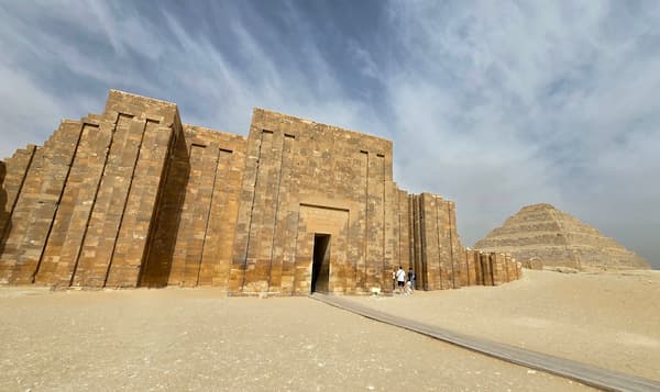 piramide escalonada con edifico adelante de ladrillos