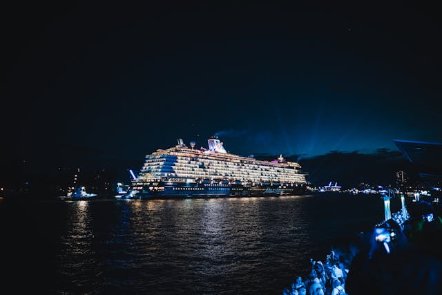 crucero iluminado de noche navegando en 2026