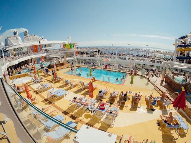 piscina y zona comun en un crucero con pasajeros en 2026