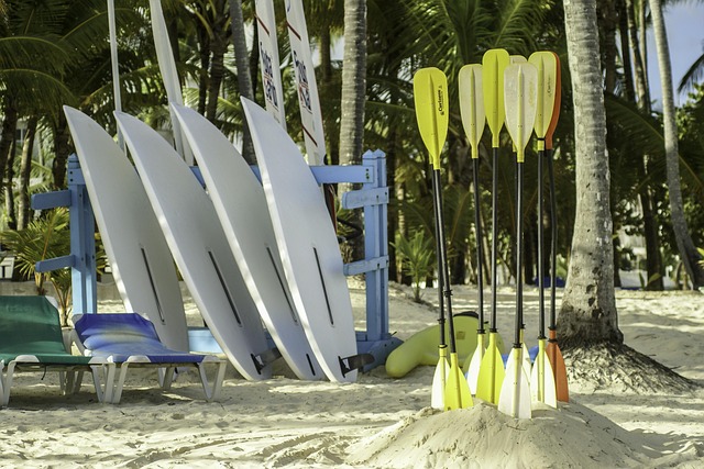Tablas de paddle surf y remos en una playa de Punta Cana listas para actividades familiares.