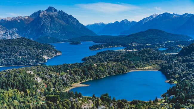 Vista panorámica de lagos y montañas en la Patagonia argentina, cerca de Bariloche.